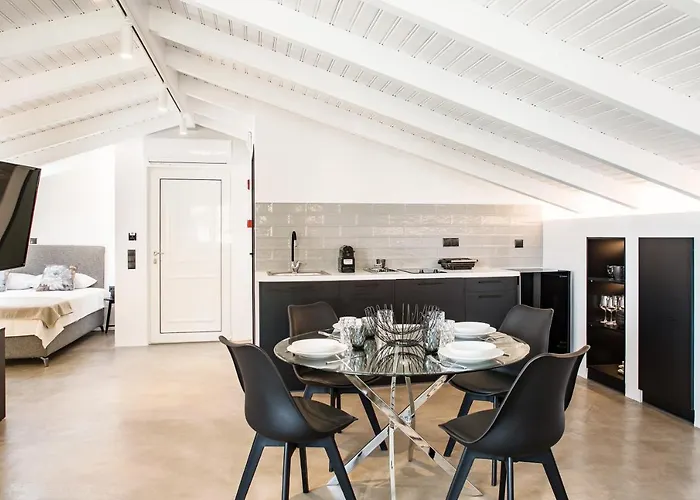 شقة Living In Luxury نافبليو